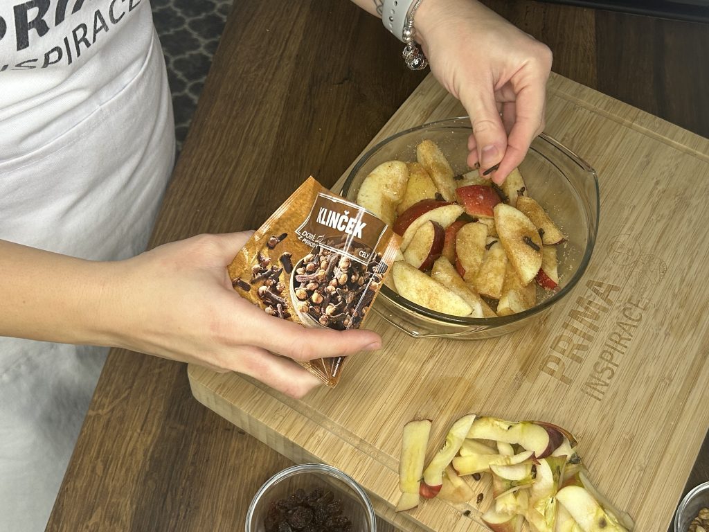 Voňavá pečená jablíčka s ořechy a skořicí