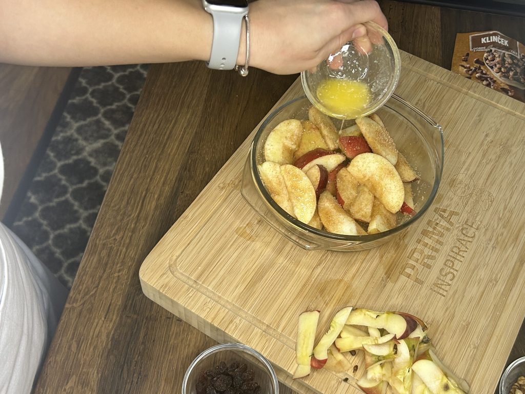 Voňavá pečená jablíčka s ořechy a skořicí