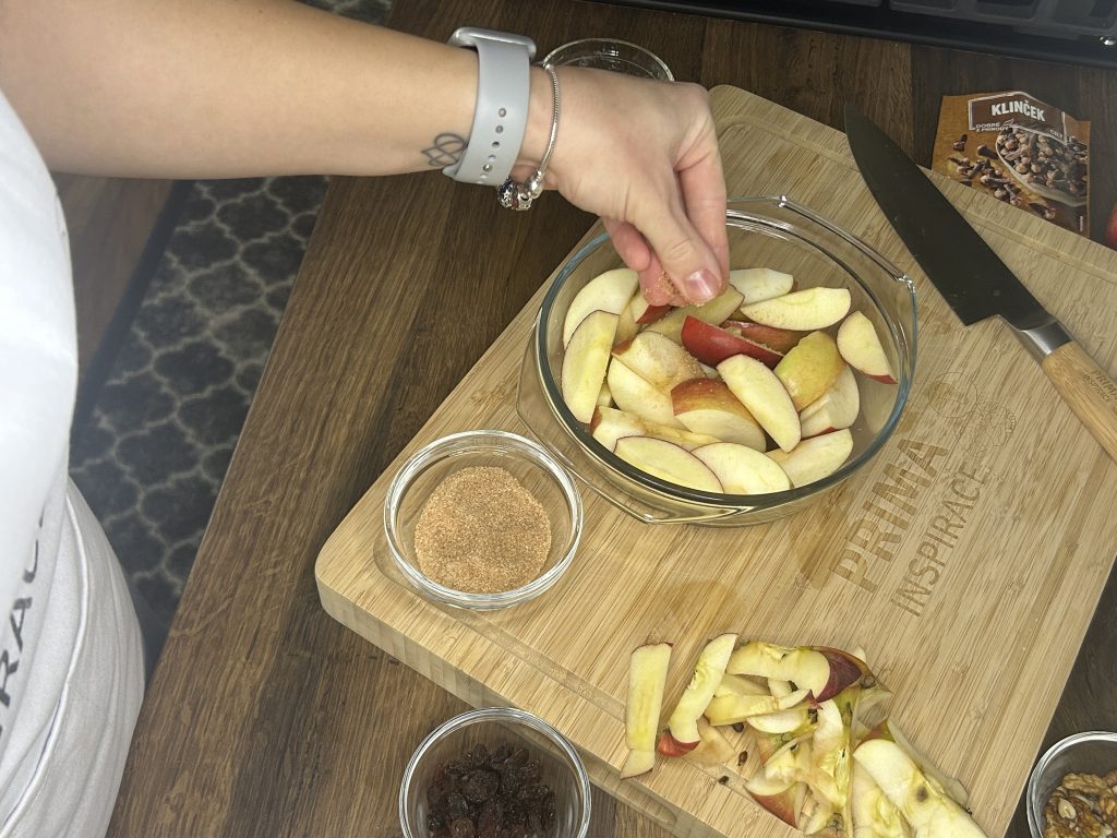 Voňavá pečená jablíčka s ořechy a skořicí