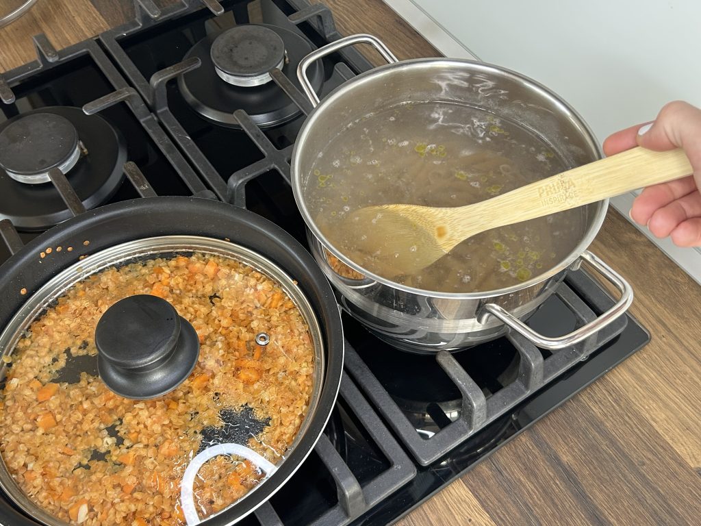 Penne s červenou čočkou a rajčatovou omáčkou
