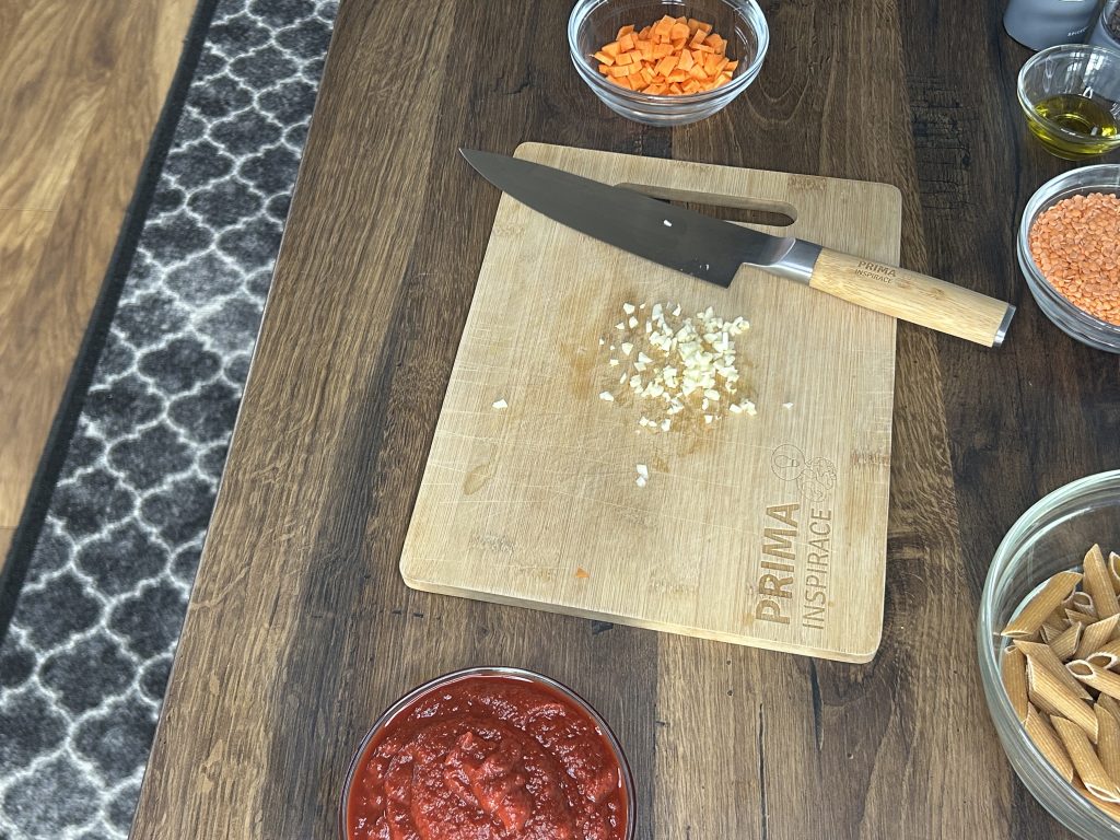 Penne s červenou čočkou a rajčatovou omáčkou