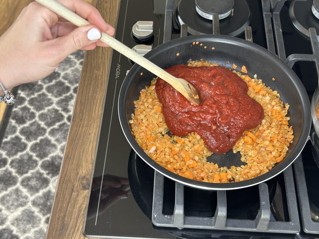 Penne s červenou čočkou a rajčatovou omáčkou