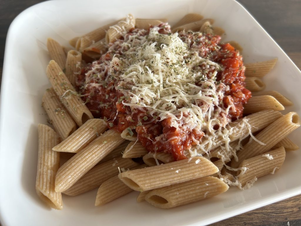 Penne s červenou čočkou a rajčatovou omáčkou
