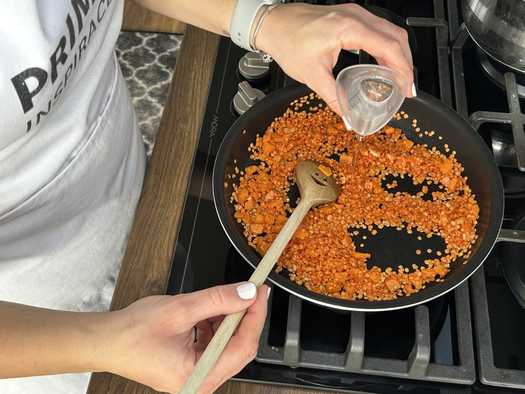 Penne s červenou čočkou a rajčatovou omáčkou