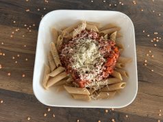 Penne s červenou čočkou a rajčatovou omáčkou Penne s červenou čočkou a rajčatovou omáčkou
