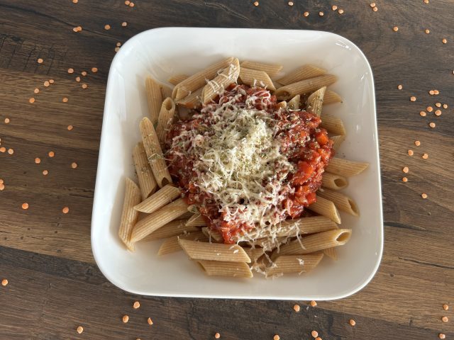 Penne s červenou čočkou a rajčatovou omáčkou Penne s červenou čočkou a rajčatovou omáčkou