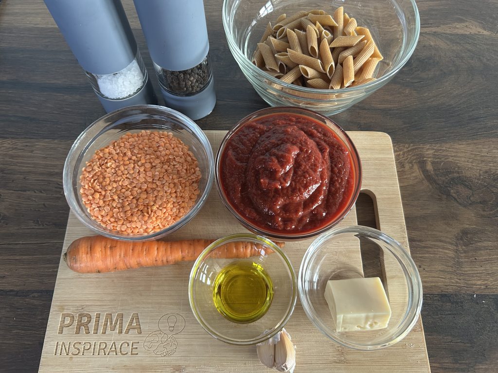 Penne s červenou čočkou a rajčatovou omáčkou