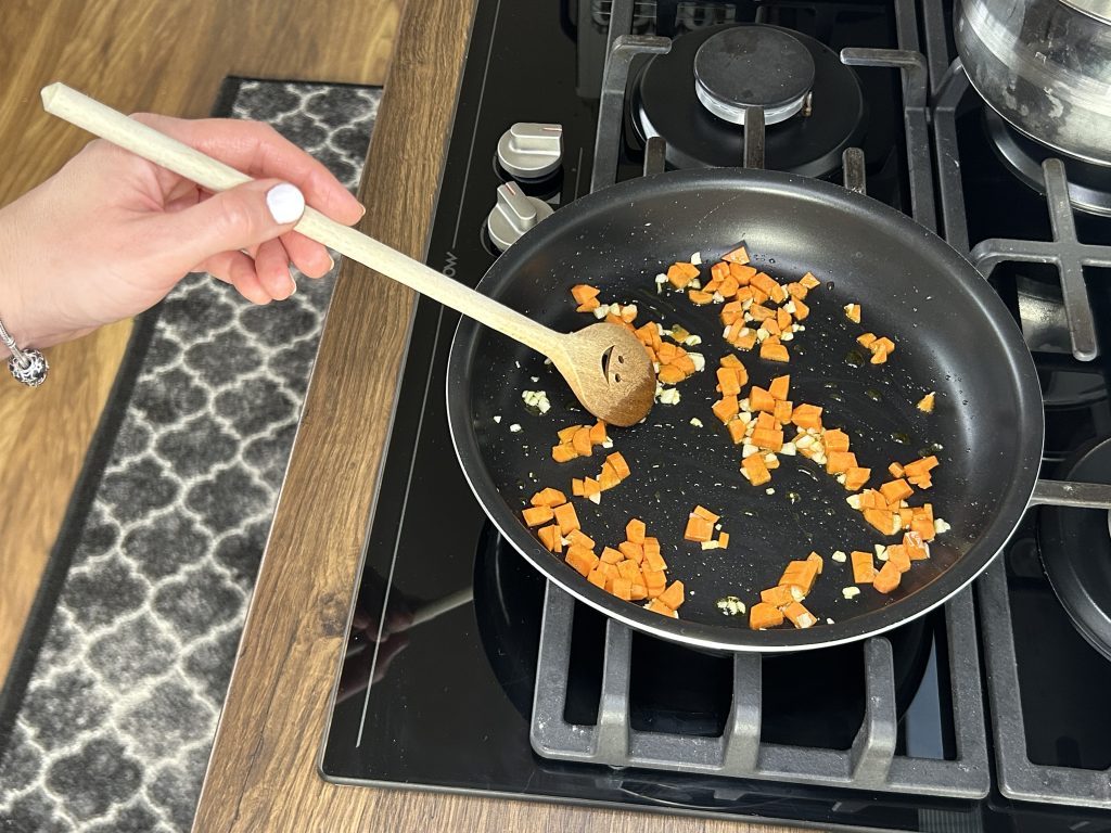 Penne s červenou čočkou a rajčatovou omáčkou