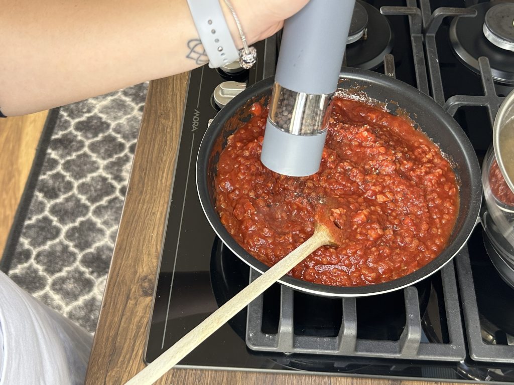 Penne s červenou čočkou a rajčatovou omáčkou