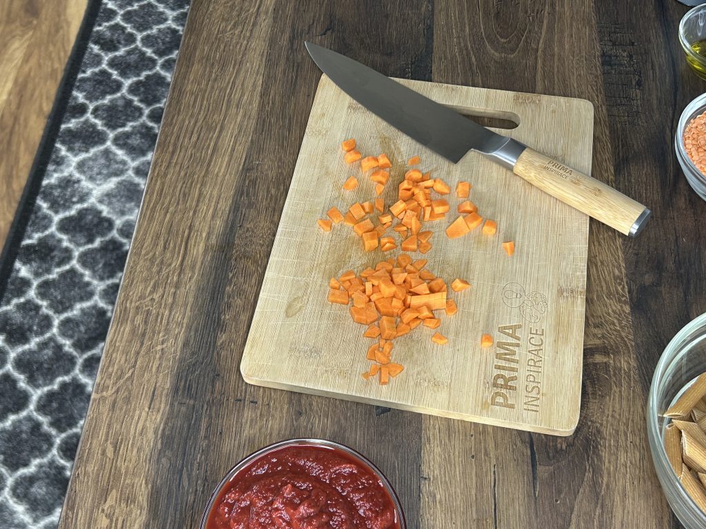 Penne s červenou čočkou a rajčatovou omáčkou