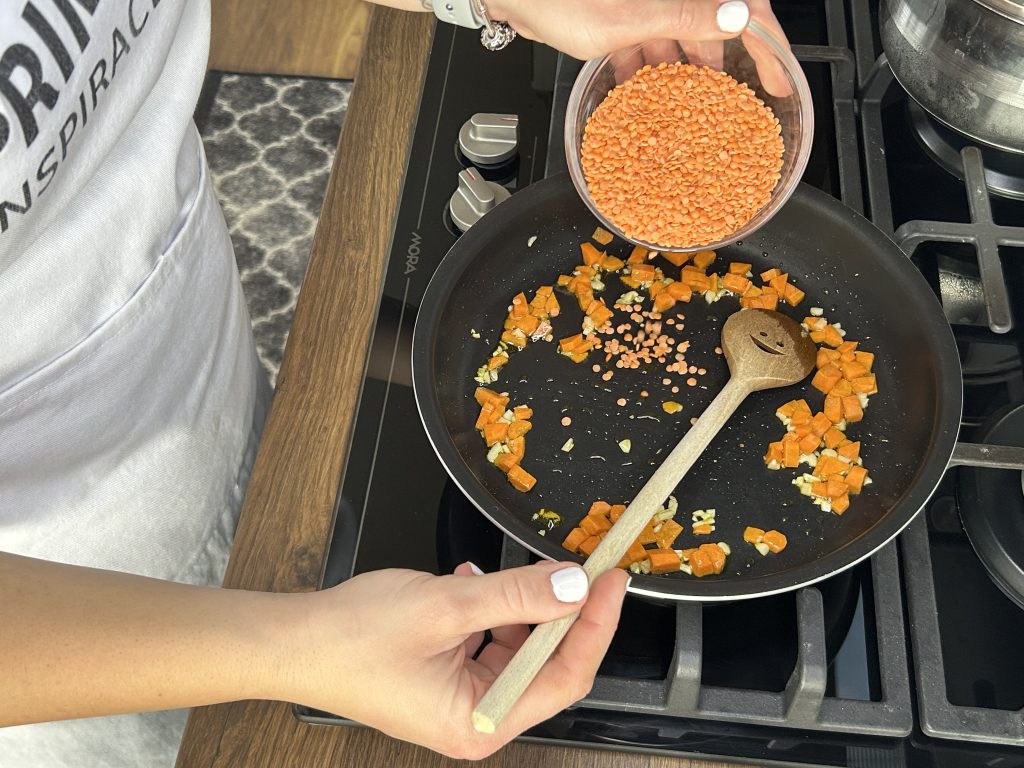 Penne s červenou čočkou a rajčatovou omáčkou