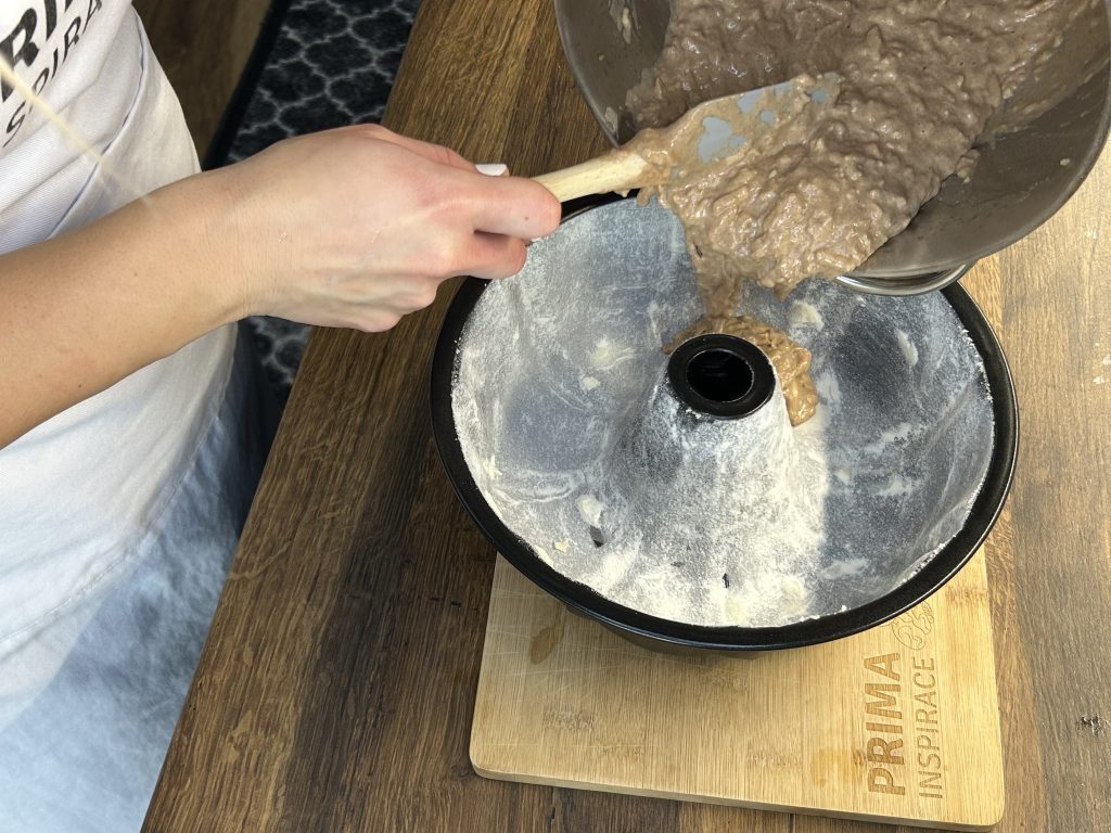 Nadýchaná perníková bábovka s jablky a skořicí