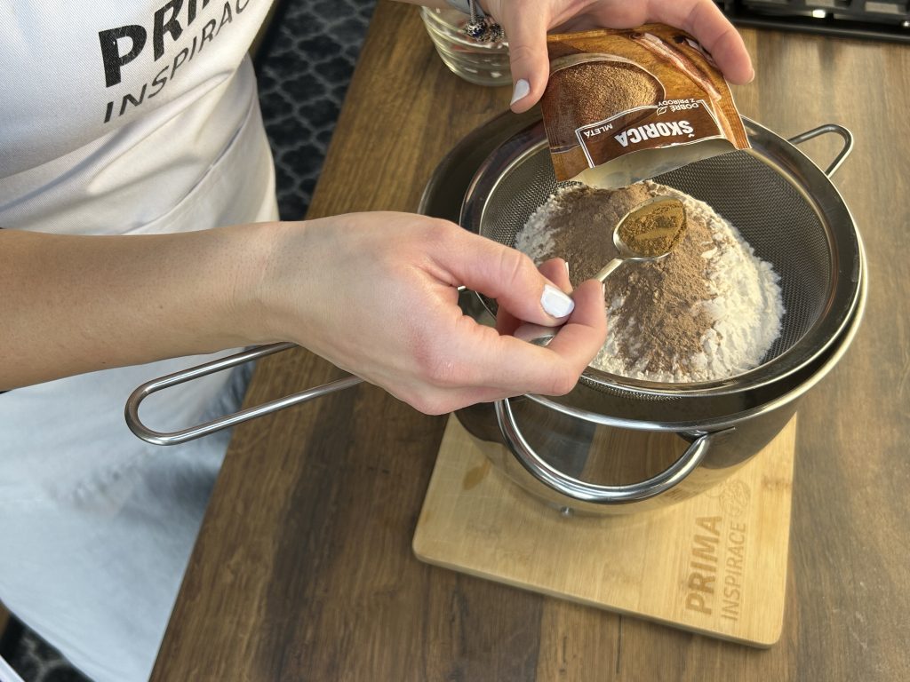 Nadýchaná perníková bábovka s jablky a skořicí