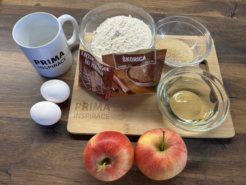 Nadýchaná perníková bábovka s jablky a skořicí