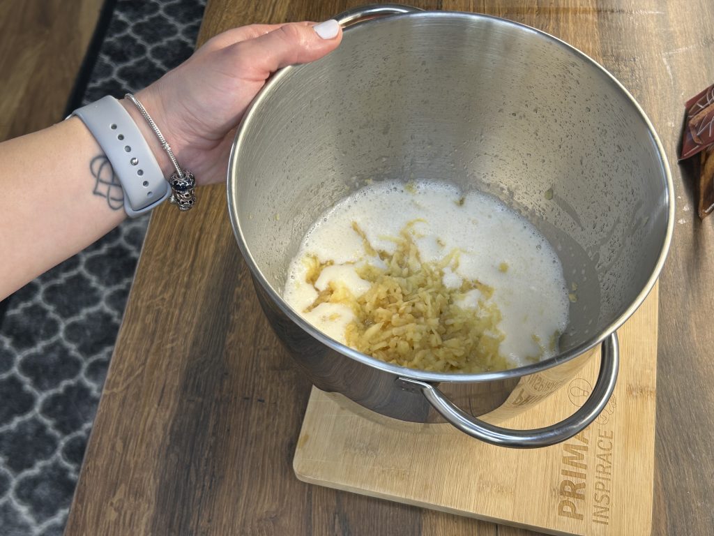 Nadýchaná perníková bábovka s jablky a skořicí