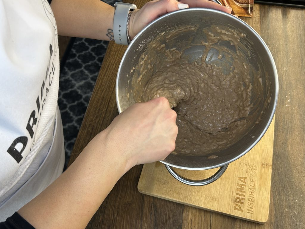 Nadýchaná perníková bábovka s jablky a skořicí