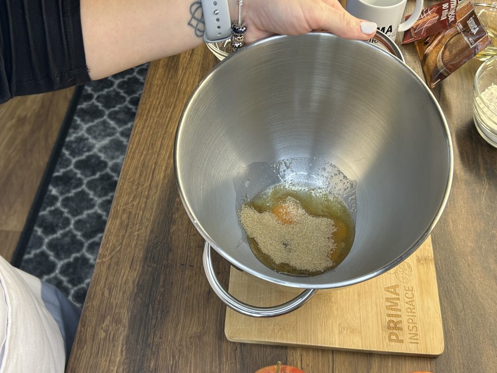 Nadýchaná perníková bábovka s jablky a skořicí