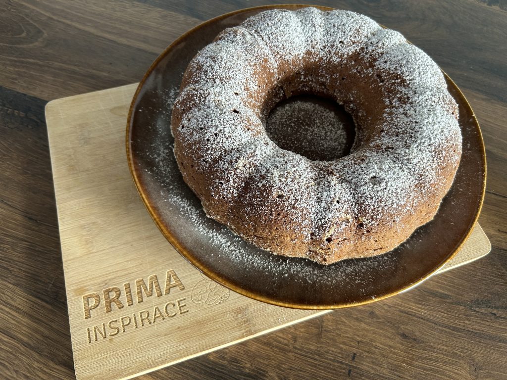 Nadýchaná perníková bábovka s jablky a skořicí