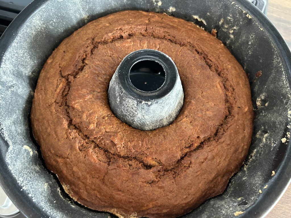 Nadýchaná perníková bábovka s jablky a skořicí