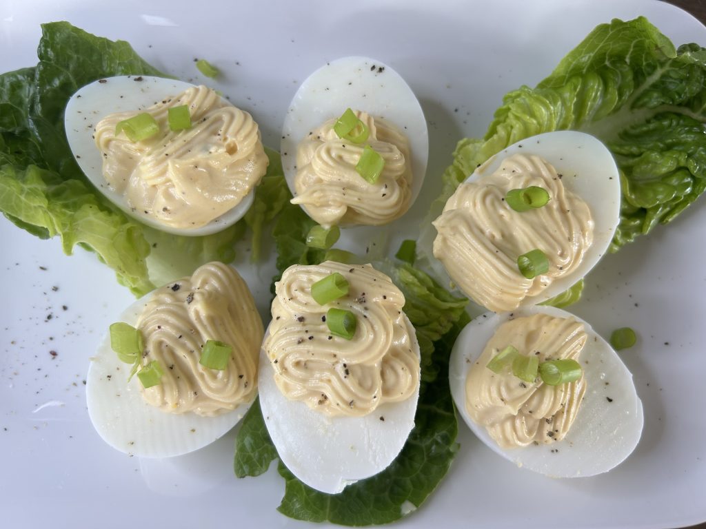 Plněná vajíčka s majonézou a hořčicí