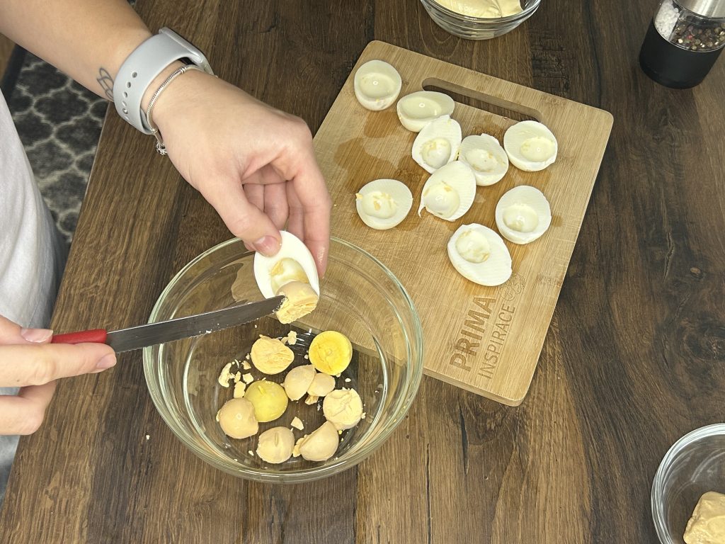 Plněná vajíčka s majonézou a hořčicí