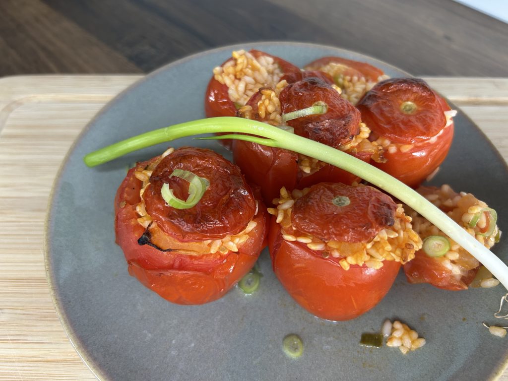 Plněná zapečená rajčata s rýží a cibulkou