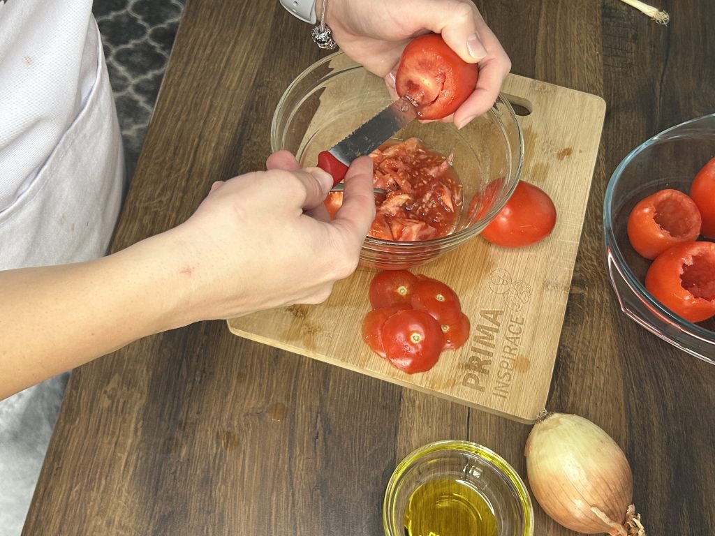 Plněná zapečená rajčata s rýží a cibulkou