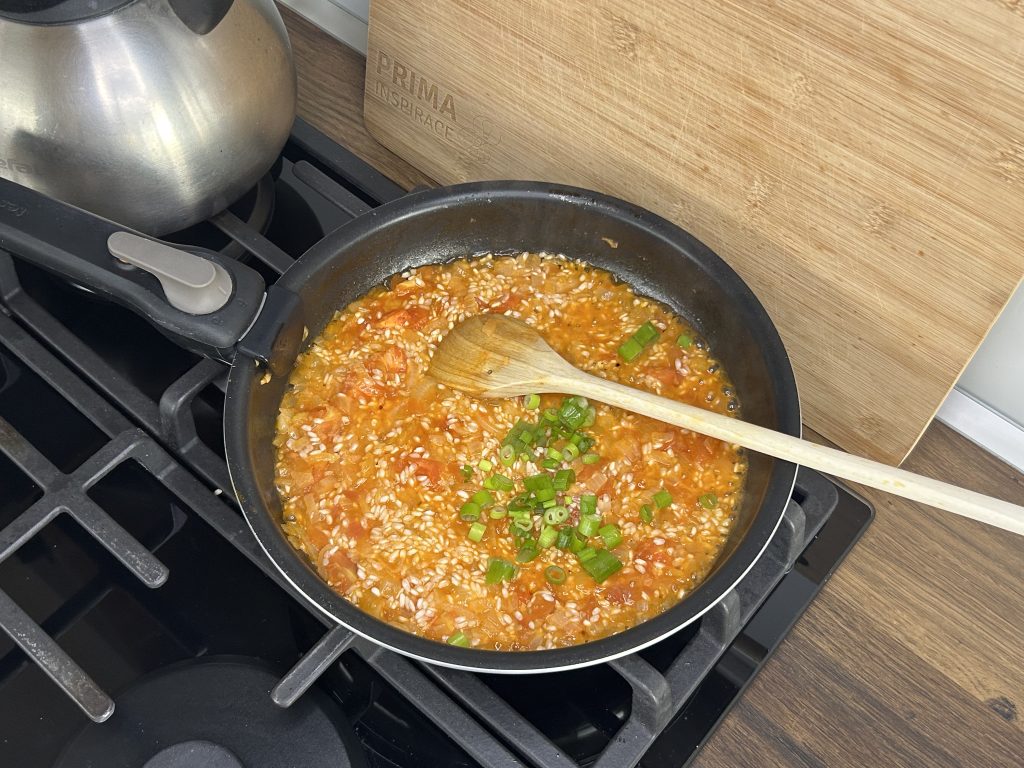 Plněná zapečená rajčata s rýží a cibulkou