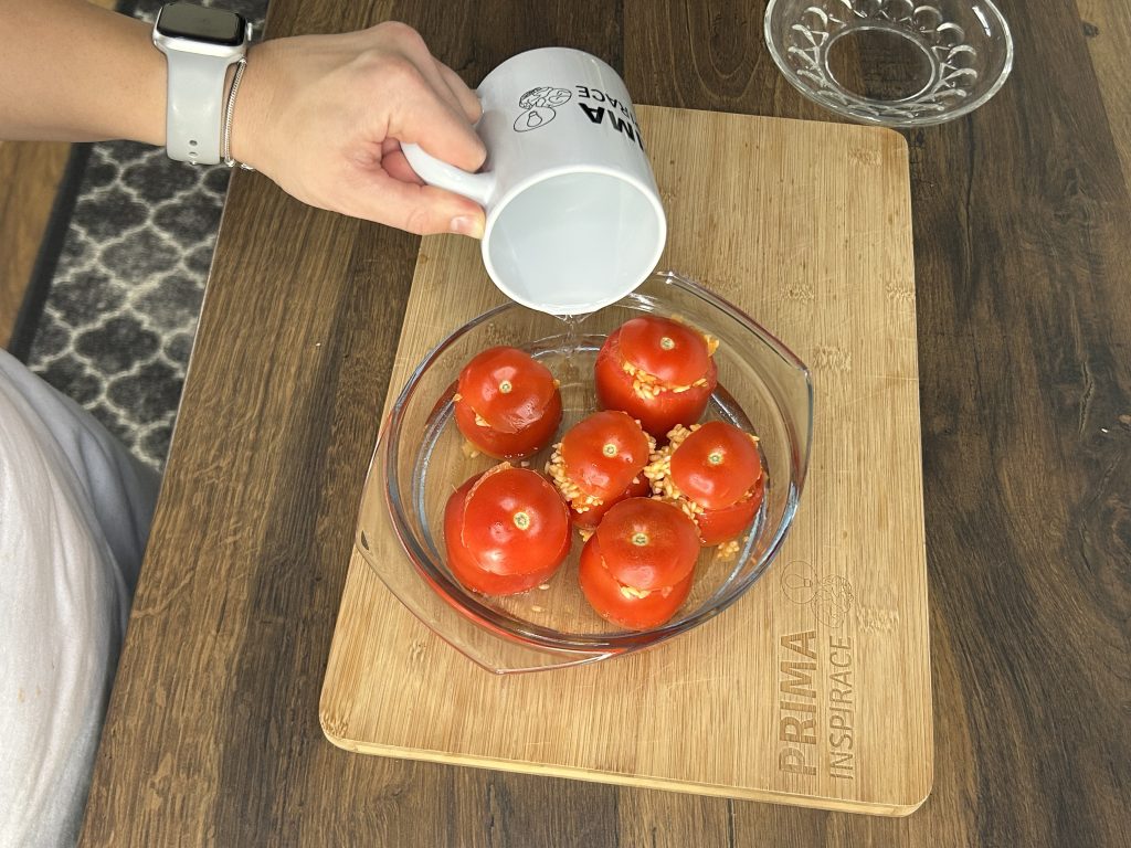 Plněná zapečená rajčata s rýží a cibulkou