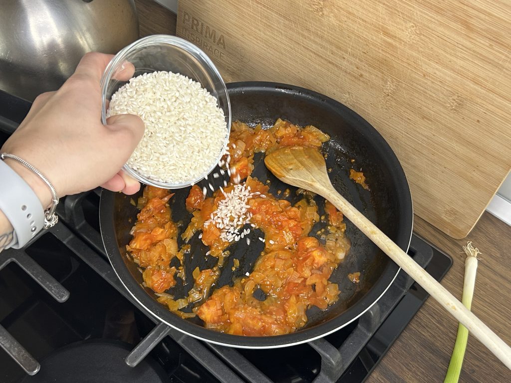 Plněná zapečená rajčata s rýží a cibulkou