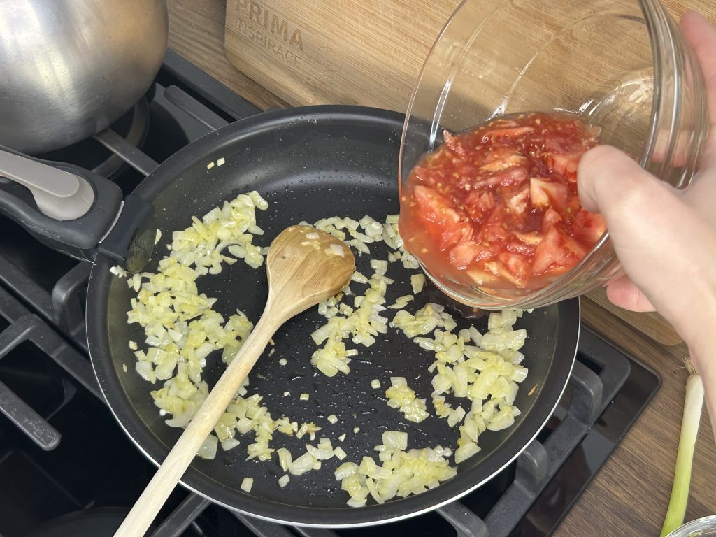 Plněná zapečená rajčata s rýží a cibulkou