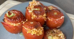 Plněná zapečená rajčata s rýží a cibulkou Plněná zapečená rajčata s rýží a cibulkou