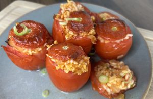 Plněná zapečená rajčata s rýží a cibulkou Plněná zapečená rajčata s rýží a cibulkou