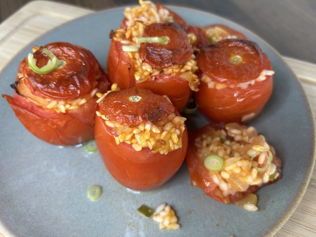 Plněná zapečená rajčata s rýží a cibulkou