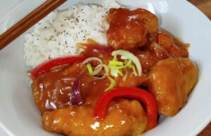 Sladkokyselé kuře jako z bistra: křupavé kousky v lesklé omáčce