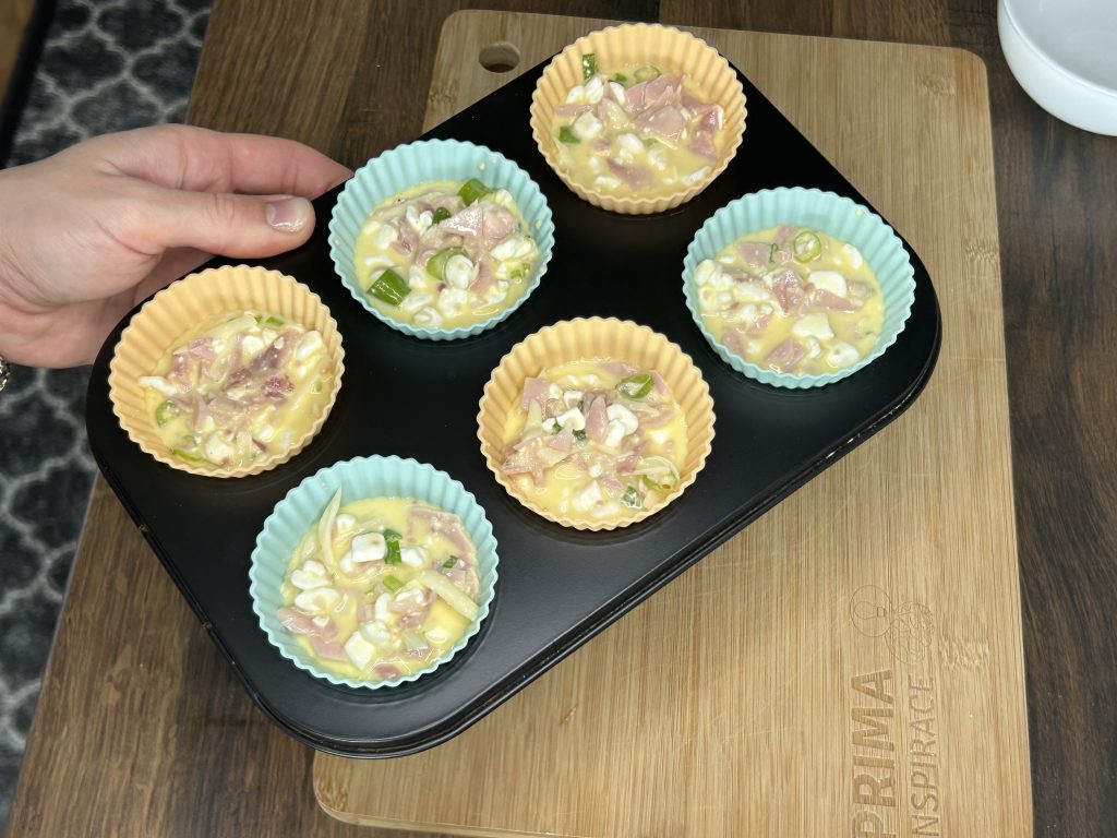 Slané cottage muffiny se šunkou a sýrem - vláčné a plné chuti