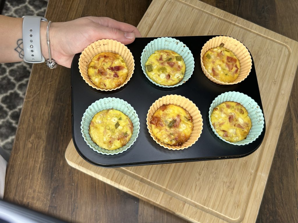 Slané cottage muffiny se šunkou a sýrem - vláčné a plné chuti