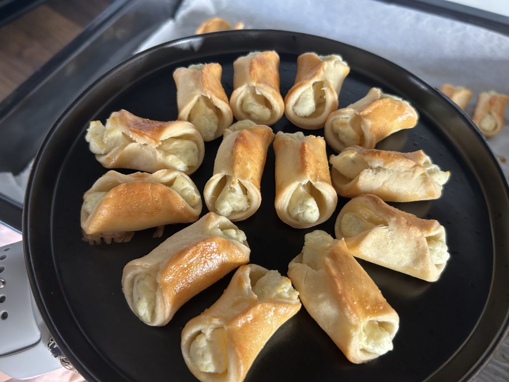 Slané tvarohovo-nivové šátečky – křehké pohoštění s máslem, smetanou a sýrem