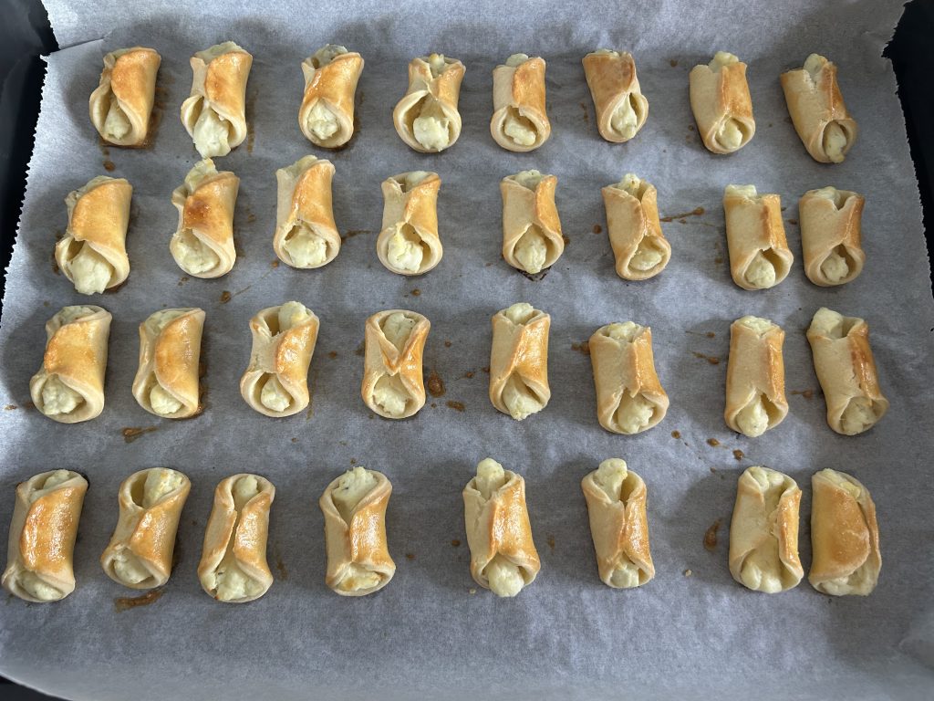 Slané tvarohovo-nivové šátečky – křehké pohoštění s máslem, smetanou a sýrem