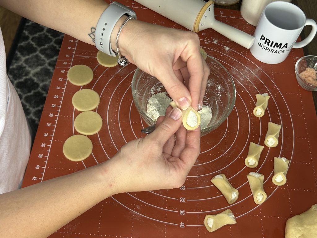 Slané tvarohovo-nivové šátečky – křehké pohoštění s máslem, smetanou a sýrem