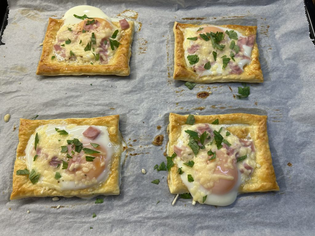 Snídaňové okénka z listového těsta s vejcem, šunkou a sýrem