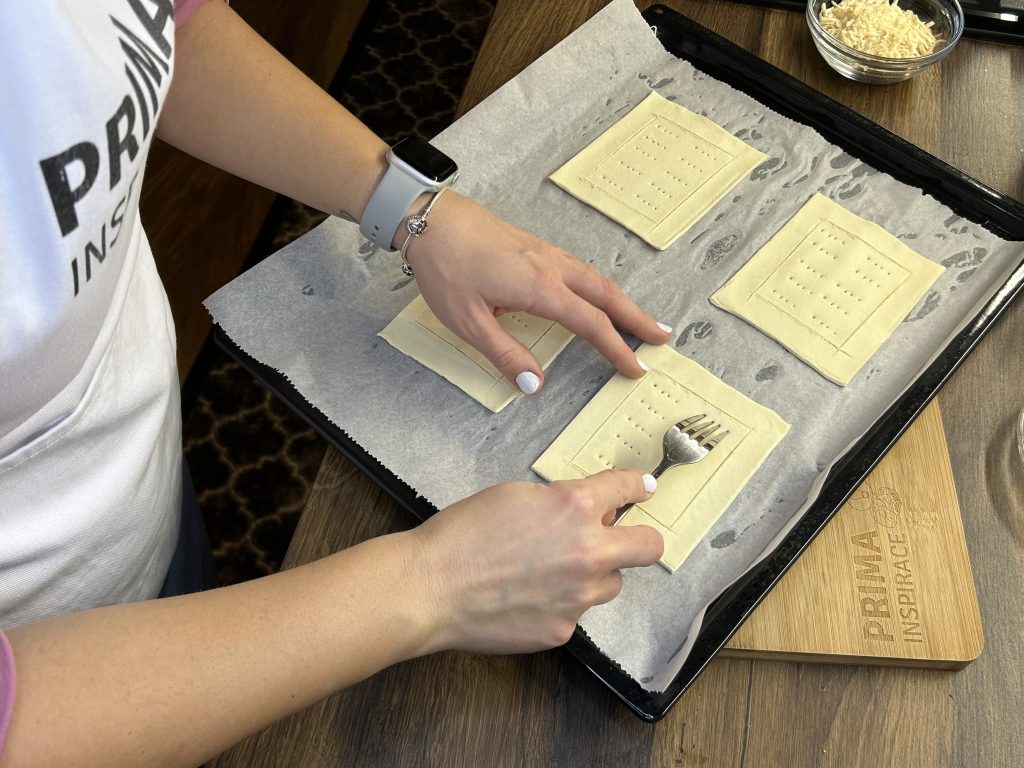 Snídaňové okénka z listového těsta s vejcem, šunkou a sýrem