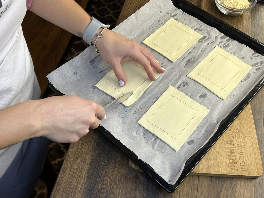 Snídaňové okénka z listového těsta s vejcem, šunkou a sýrem