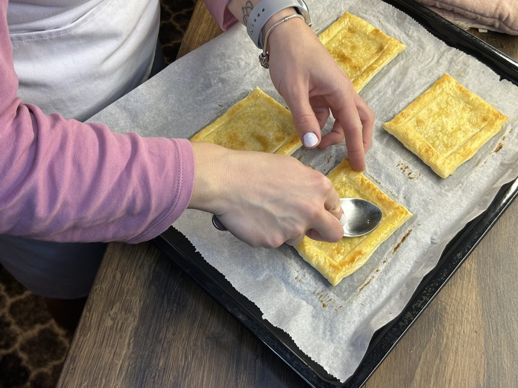 Snídaňové okénka z listového těsta s vejcem, šunkou a sýrem