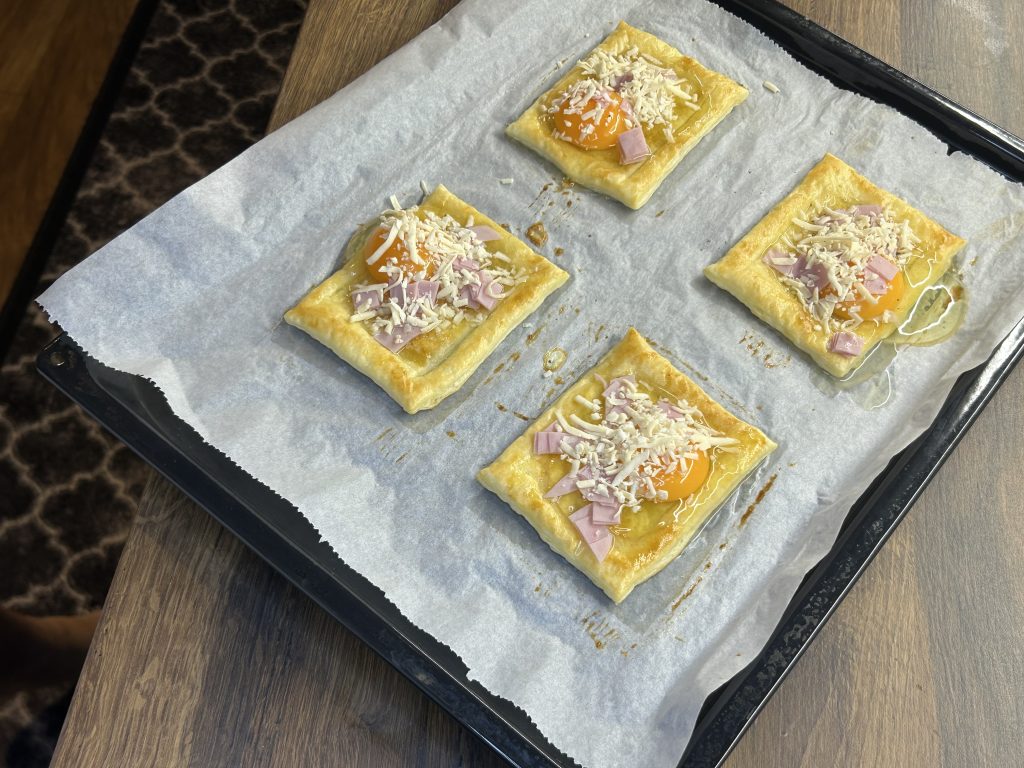 Snídaňové okénka z listového těsta s vejcem, šunkou a sýrem