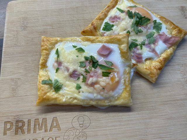 Snídaňové okénka z listového těsta s vejcem, šunkou a sýrem00020 Snídaňové okénka z listového těsta s vejcem, šunkou a sýrem