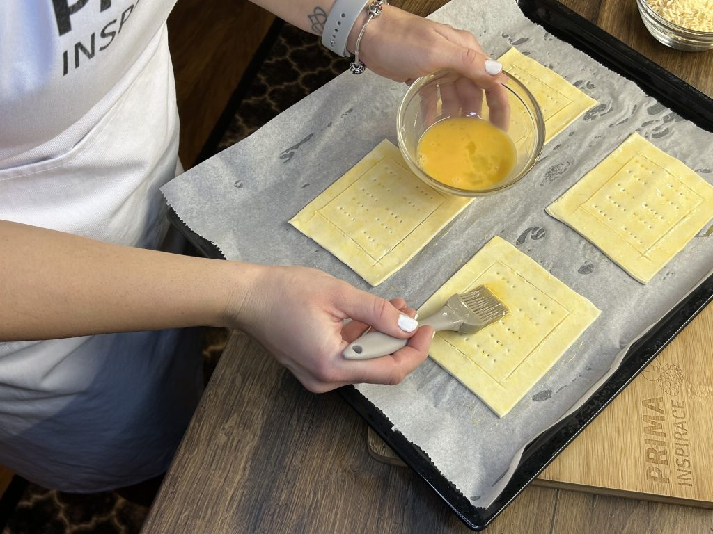 Snídaňové okénka z listového těsta s vejcem, šunkou a sýrem