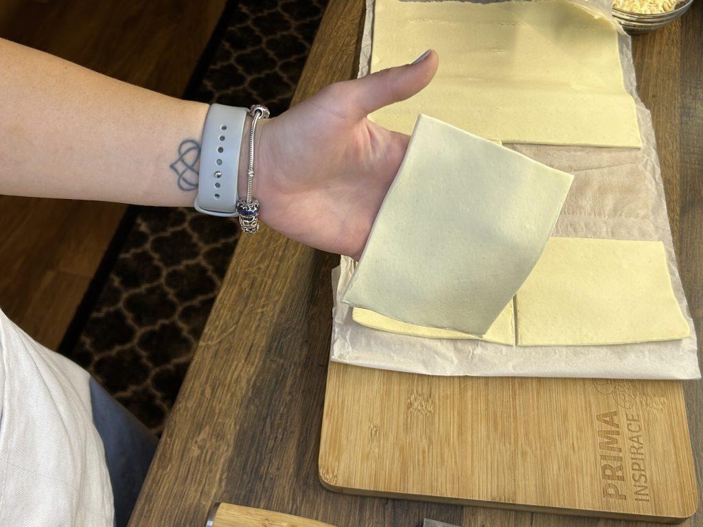 Snídaňové okénka z listového těsta s vejcem, šunkou a sýrem