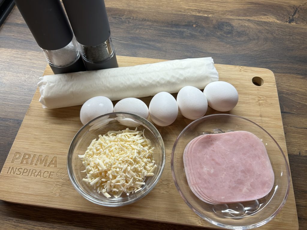 Snídaňové okénka z listového těsta s vejcem, šunkou a sýrem