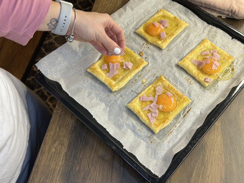 Snídaňové okénka z listového těsta s vejcem, šunkou a sýrem